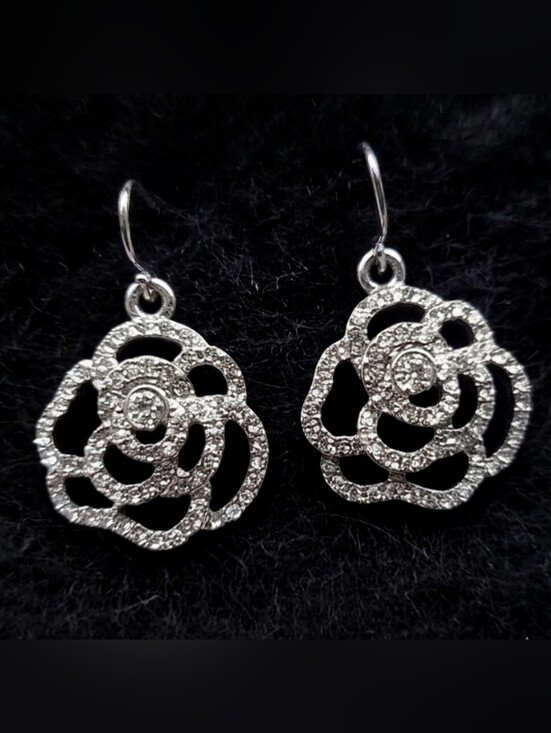Jewelry - Sparkle Silver-toned Drop Earrings. EUC